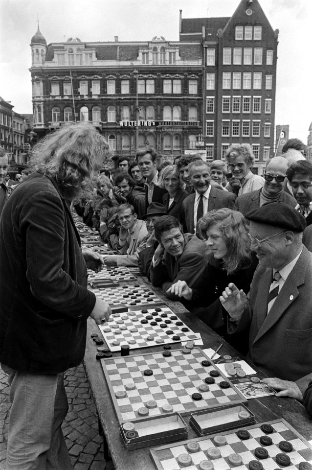 Simultaan dammen op Dam, Amsterdam, Bestanddeelnr 923-8203