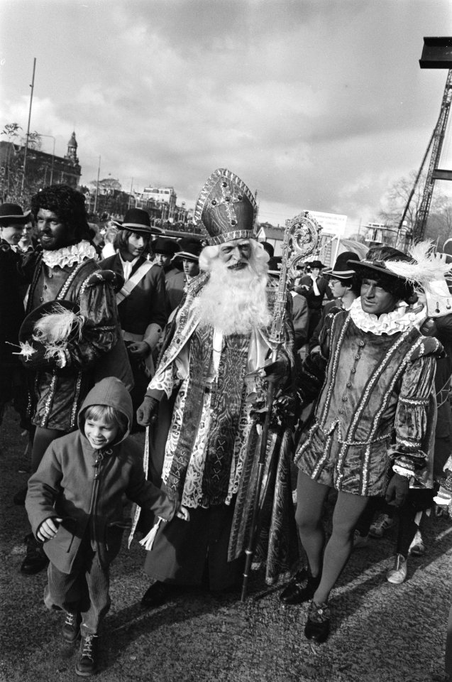 Sinterklaas en Zwarte Piet met kinderen, Bestanddeelnr 931-8018