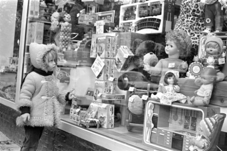 Sinterklaasfeest nadert, klein meisje kijkt in speelgoedwinkel, Bestanddeelnr 929-4491