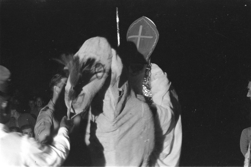 Sinterklaas stijgt op zijn paard, Bestanddeelnr 114-1-1