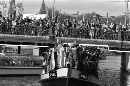 Sinterklaas met zijn gevolg op de boot, op de achtergrond de brug naar het Centr, Bestanddeelnr 931-8015