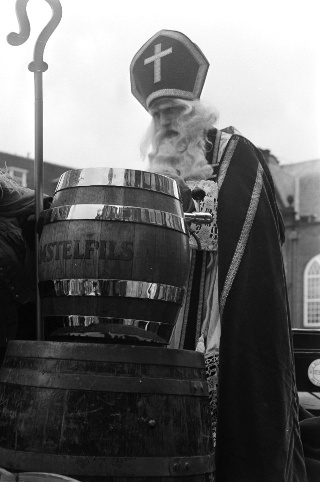 Sinterklaas tapt miljoenste glas bier bij Cafe Hoppe , Amsterdam, Bestanddeelnr 924-0574
