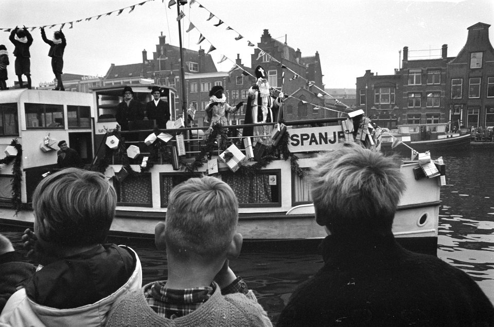 Sinterklaas en zijn pieten op de stoomboot, Bestanddeelnr 919-7851