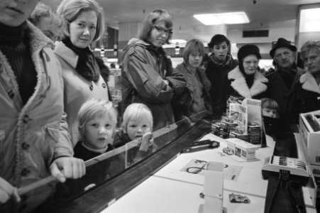 Sinterklaasdrukte in winkels Amsterdam, jongetjes bij speelgoed, Bestanddeelnr 925-1938