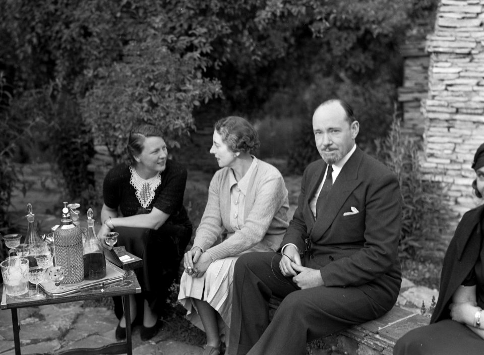 Sir Hubert Wilkins met twee vrouwen in een tuin waarschijnlijk in Schotland of E, Bestanddeelnr 254-3698