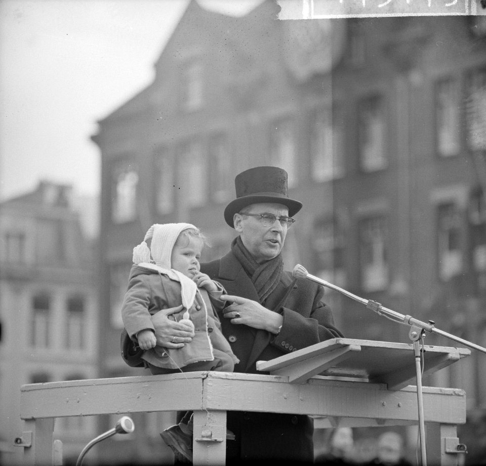 Sinterklaas-intocht in Amsterdam, Burgemeester van Hall met zijn kleindochter An, Bestanddeelnr 914-5179
