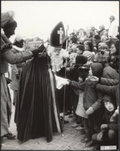 Sinterklaasfeesten, begroetingen, kleuters, sint nicolaas, Sinterklaas, Bestanddeelnr 056-0358