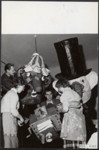 Sinterklaasfeesten, praalwagens, handenarbeid, sint nicolaas, Kunstnijverheidssc, Bestanddeelnr 056-0301