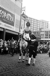Sinterklaas in Rotterdam Op de Parkkade wordt Sinterklaas begroet door de kinde, Bestanddeelnr 915-7471