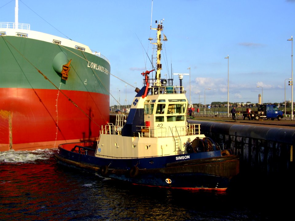 Simson IMO 9054365 in lock with Lowlands Erica, IJmuiden, Holland 28-Aug-2007