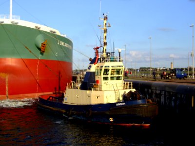 Simson IMO 9054365 in lock with Lowlands Erica, IJmuiden, Holland 28-Aug-2007