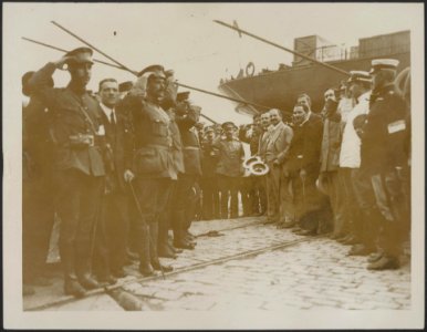 Singing the Greek national anthem on the return to Salonica of Colonel Christodo, Bestanddeelnr 158-2479