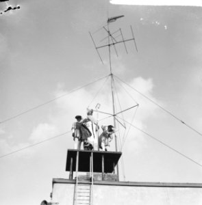 Sinterklaas en zijn Zwarte Pieten op de daken, tussen antennes door, Bestanddeelnr 917-1994