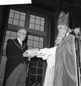 Sinterklaas in Rotterdam (met burgemeester Van Walsum), Bestanddeelnr 913-1898