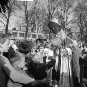Sinterklaas in Rotterdam Op de Parkkade wordt Sinterklaas begroet door de kinde, Bestanddeelnr 915-7466