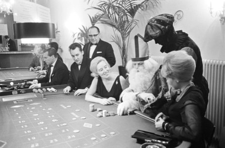 Sint bezoek gebracht aan Badhotel te Zandvoort, de Sint doet zijn winst in de za, Bestanddeelnr 917-1834