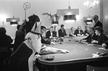 Sint bezoek gebracht aan Badhotel te Zandvoort, de Sint aan de speeltafel, Bestanddeelnr 917-1837