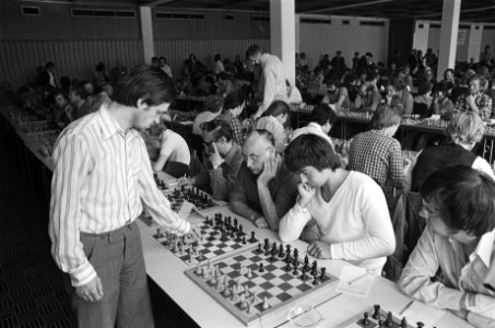 Simultaan grootmeester IBM op de voorgrond Ribli, daarachter Donner in actie, Bestanddeelnr 929-8280