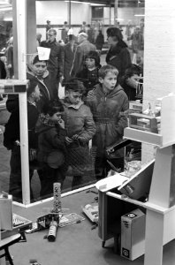 Sint Nicolaas etalages in Amsterdam Kinderen kijken naar de etalages, Bestanddeelnr 913-2130