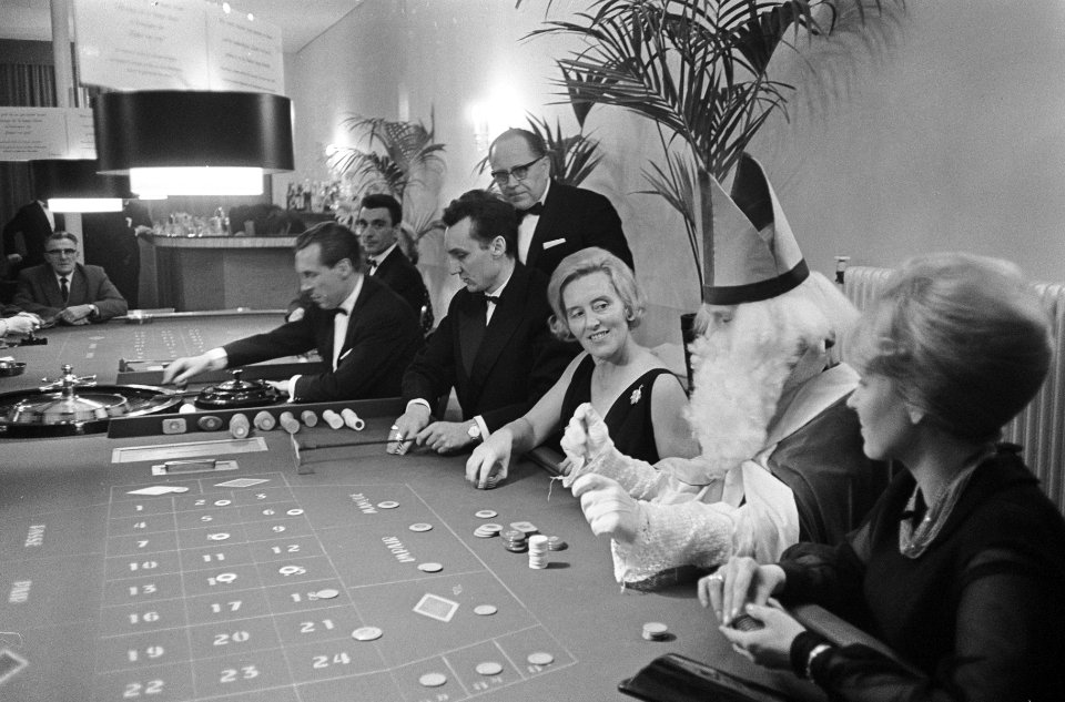 Sint bezoek gebracht aan Badhotel te Zandvoort, de Sint aan de speeltafel, Bestanddeelnr 917-1835