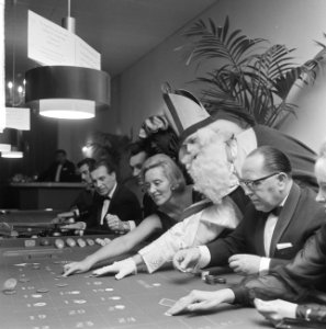Sint bezoek gebracht aan Badhotel te Zandvoort, de Sint aan de speeltafel, Bestanddeelnr 917-1840