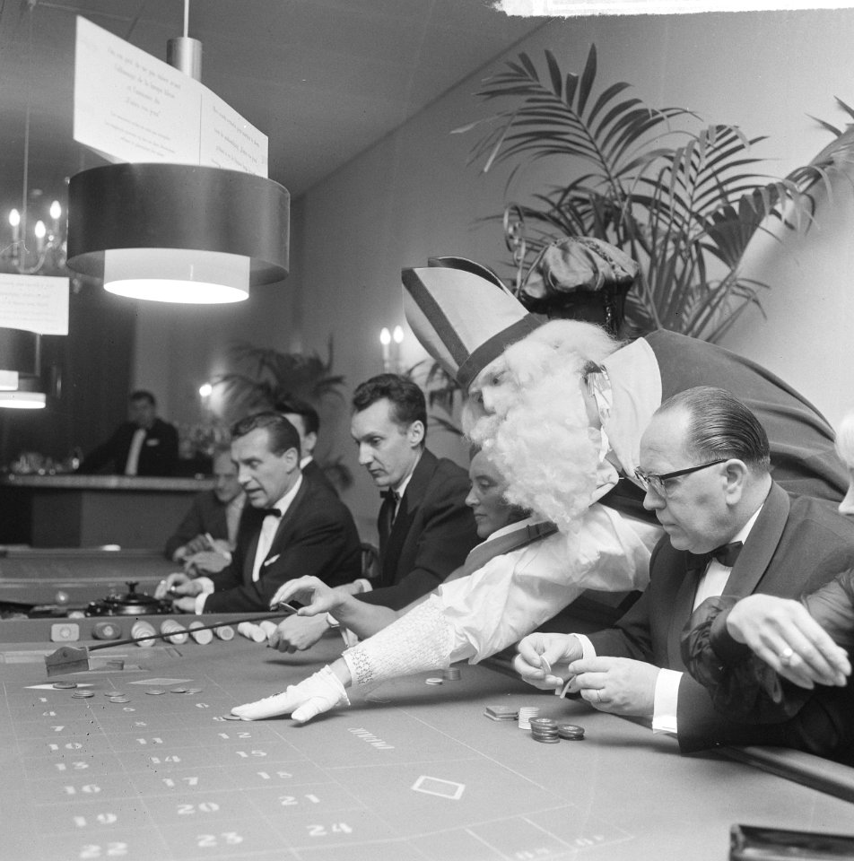Sint bezoek gebracht aan Badhotel te Zandvoort, de Sint aan de speeltafel, Bestanddeelnr 917-1839