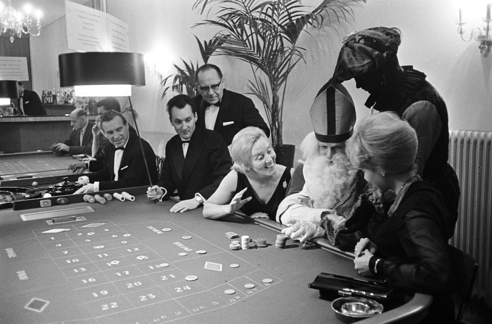 Sint bezoek gebracht aan Badhotel te Zandvoort, de Sint aan de speeltafel, Bestanddeelnr 917-1836