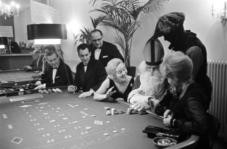 Sint bezoek gebracht aan Badhotel te Zandvoort, de Sint aan de speeltafel, Bestanddeelnr 917-1836