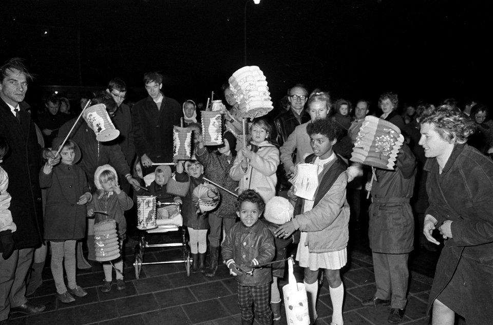 Sint Maarten optocht in Amsterdam Noord. Op weg van huis tot huis, Bestanddeelnr 920-8492