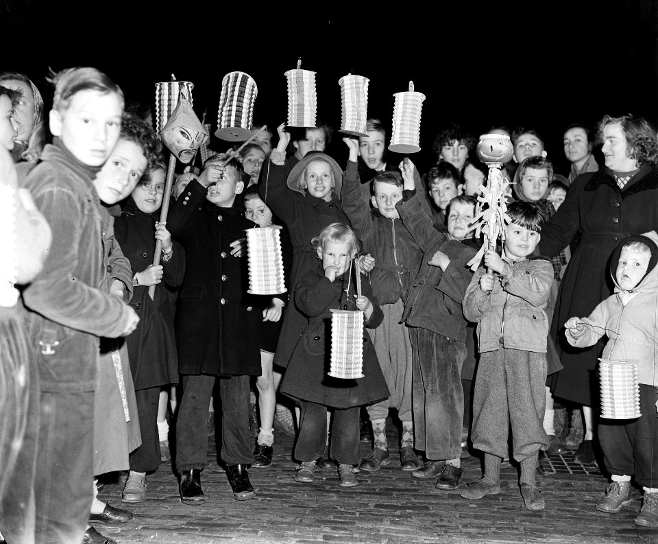 Sint Maarten feestdag. Lampionnen optocht Speeltuin Oud-Zuid van de speeltuinver, Bestanddeelnr 906-0986
