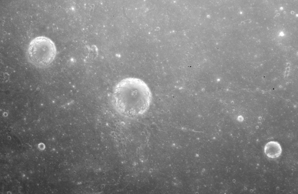 Sinas crater AS15-M-2135