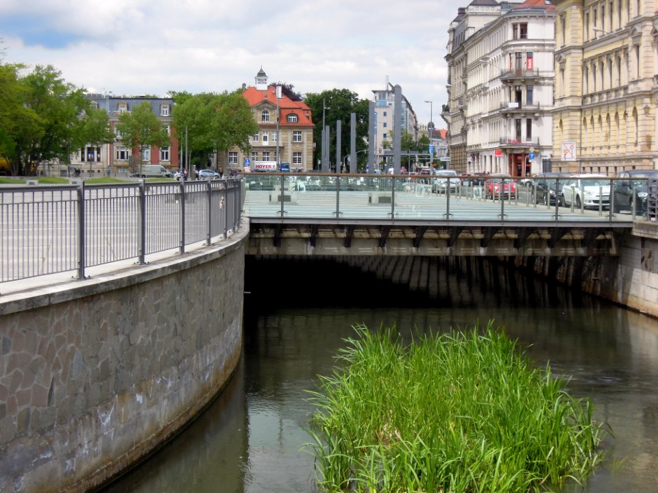 Simsonplatz-Überbauung in Leipzig und Gebäude der Musikschule Ottmar Gerster im Hintergrund Mitte Mai 2019