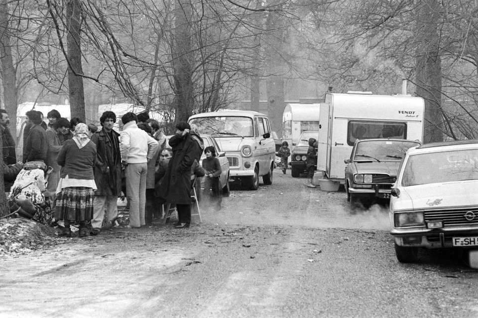 Sinds vannacht staat er een groep zigeuners op terrein van Bisdom Utrecht in Zei, Bestanddeelnr 931-2458