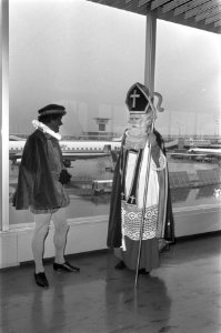 Sint en Piet naar Canada. Sinterklaas ( Godfried Bomans ) Piet ( Dick van t Sant, Bestanddeelnr 920-9050