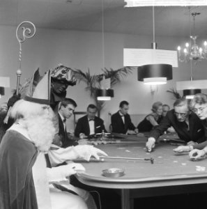 Sint bezoek gebracht aan Badhotel te Zandvoort, Sint Nicolaas aan de speeltafel, Bestanddeelnr 917-1831