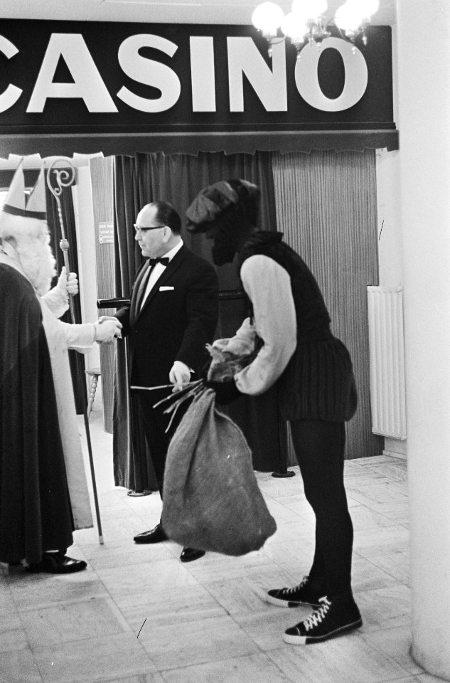 Sint bezoek gebracht aan Badhotel te Zandvoort, de Sint aan de speeltafel, Bestanddeelnr 917-1838