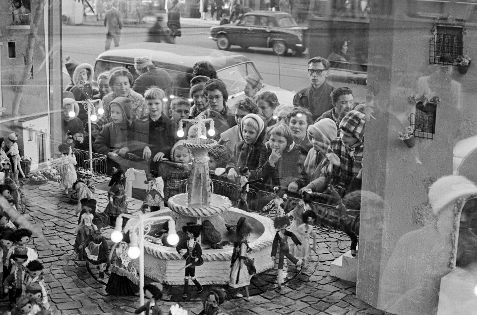 Sint Nicolaas etalages in Amsterdam Kinderen kijken naar de etalages, Bestanddeelnr 913-2133