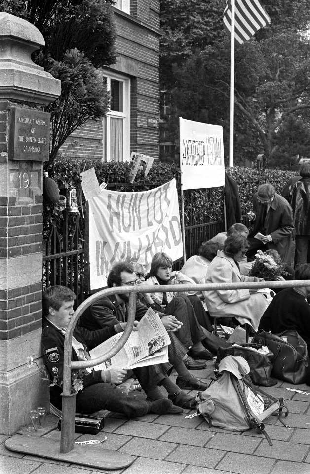 Sit in bij Amerikaanse Consulaat. Actiegroep Vietnam, Sit-inners met spandoeke, Bestanddeelnr 920-7063