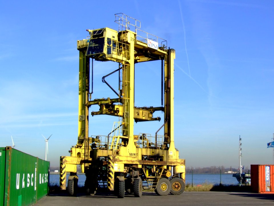 SISU Valmet 44011 Straddle carrier p2