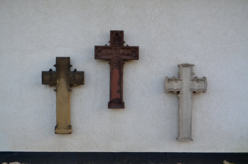 Sindlingen, Friedhof, Einsegnungshalle, Kreuze