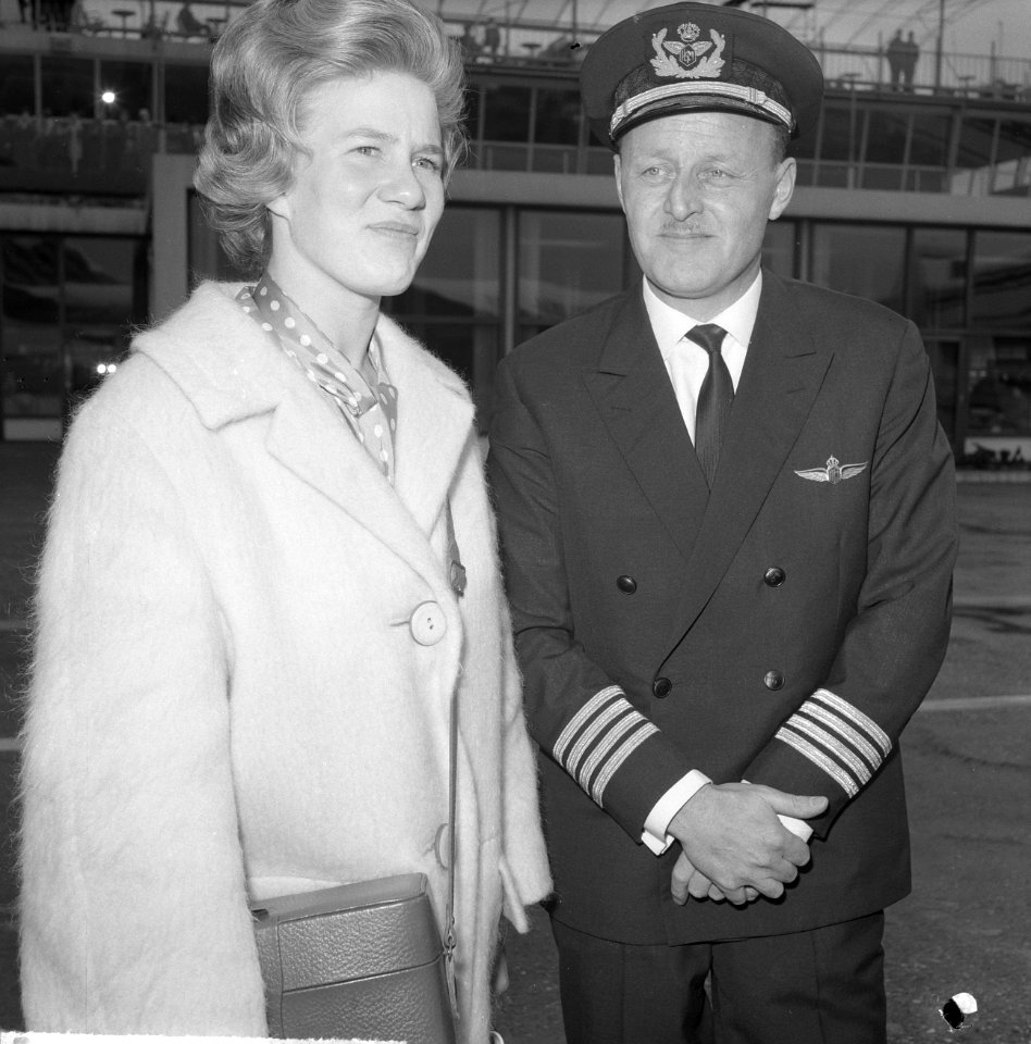 Sjoukje Dijkstra naar Amerika, Sjoukje met commandant van het vliegtuig, Bestanddeelnr 915-0546