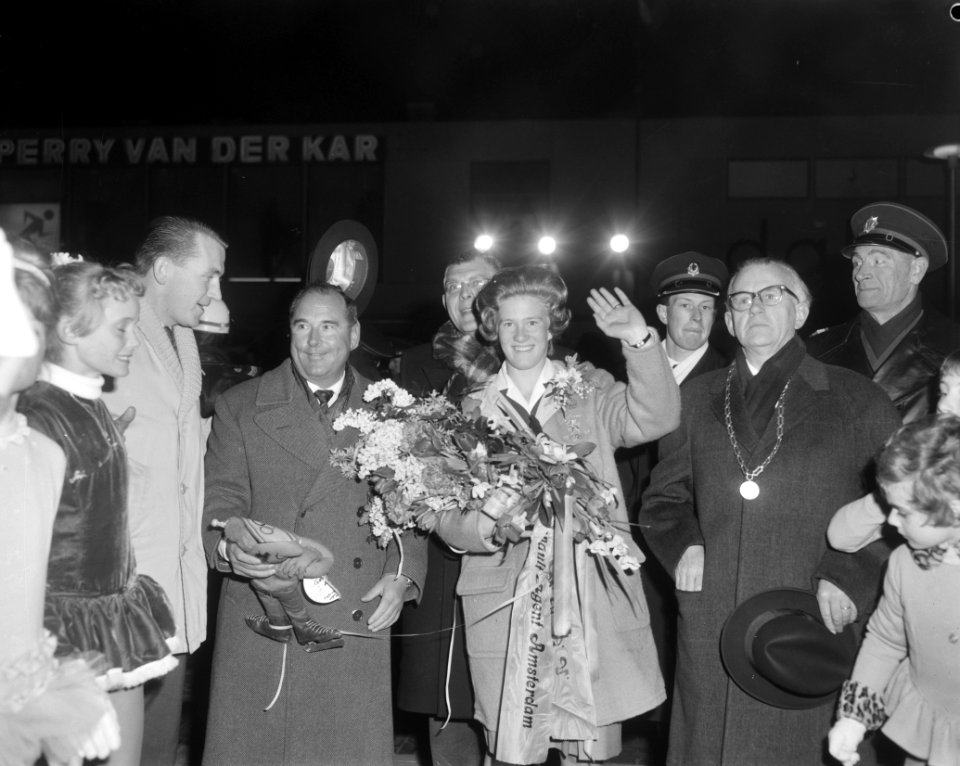 Sjoukje Dijkstra ingehaald en gehuldigd te Amstelveen, Sjoukje met Gerschweiler, Bestanddeelnr 916-1294