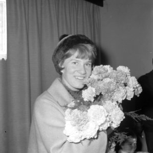 Sjoukje terwijl ze een bos bloemen vasthoudt, Bestanddeelnr 918-3702