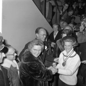 Sjoukje Dijkstra met gouden medaille, v.l.n.r. Sjoukje Dijkstra, prins Bernhard , Bestanddeelnr 916-0418