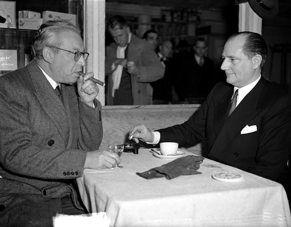 Sir Alexander Xorda op Schiphol met dhr. Stienholt, Bestanddeelnr 903-1906