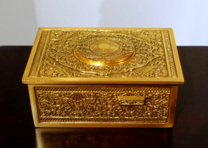 Singing bird box, by Karl Griesbaum for Tiffany & Company, c. 1910, gilt brass, feathers, wire - Peabody Essex Museum - DSC07636