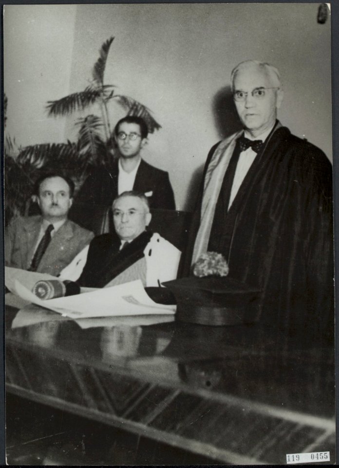Sir Alexander Fleming (1881-1955) houdt een redevoering in de aula van de Univer, Bestanddeelnr 119-0455