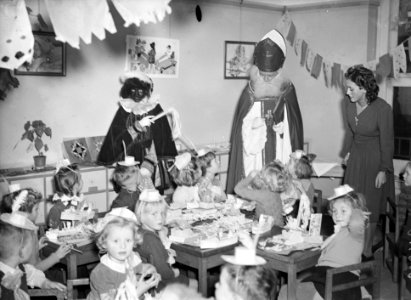 Sinterklaas, bezoeken, scholen, pieten, leerlingen, sint nicolaas, Bestanddeelnr 902-4950