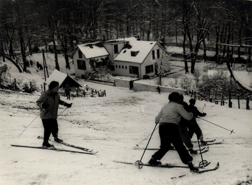 Skieën op de Blinkert, bij Kraantje Lek. Aangekocht in 1977 van fotograaf C. de Boer. Identificatienummer 54-005636, NL-HlmNHA 54005636