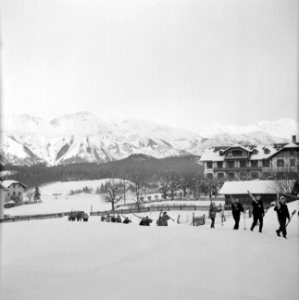 Skiërs lopend in de sneeuw met op de achtergrond de Nordkette, Bestanddeelnr 254-4330